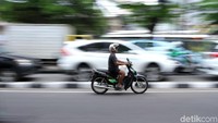 Aksi pengendara motor dalam berkendara memang tak akan ada habisnya. Seorang pengendara nekat melawan arah di Jalan Kyai H. Zainul Arifin, Tanah Sereal, Jakarta Barat, Rabu (7/11/2018).