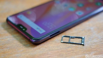 Slot dual SIM Card hybrid ditempatkan di sisi kiri bodi. Foto: Adi Fida Rahman/detikINET
