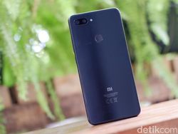 Unboxing Xiaomi Mi 8 Lite yang Berpenampilan Stylish