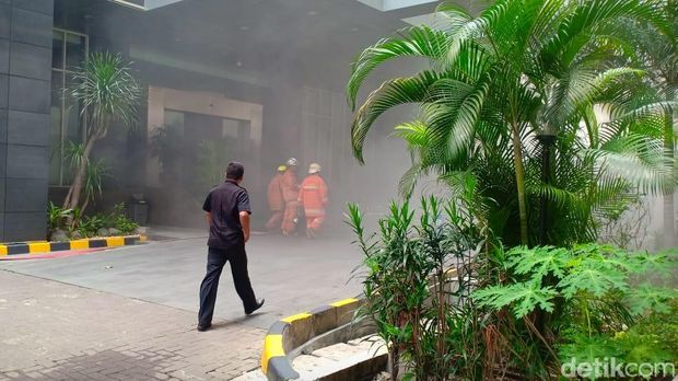 Asap tebal masih mengepul di area kantor Kementerian Pemberdayaan Perempuan dan Perlindungan Anak (PPPA). Petugas pemadam masih bekerja di lokasi.