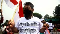 Massa menggunakan pakaian bertuliskan tagar Boyolali tidak miskin dan tagar kami tidak pilih prabowo saat menggelar aksi demo di depan Istana Merdeka, Jakarta.