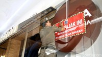 Sebanyak 30 papan reklame di kawasan Green Pramuka Square dan Cempaka Putih, Jakarta, disegel oleh Unit Pelayanan Pajak dan Retribusi Daerah (UPPRD) Cempaka Putih, Rabu (7/11/2018).