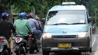 Tentunya hal itu tak hanya membahayakan para pengendara yang melawan arah tetapi juga pengendara lainnya yang telah mencoba berkendara secara aman.