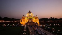 Kerlap-kerlip lampu menghiasi seluruh jalan dan bangunan yang ada di wilayah India selama berlangsungnya perayaan Diwali. Amit Dave/Reuters.