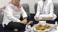 Akhir Agustus lalu, Wakil Ketua DPR, Fadli Zon bersama Tim Pengawas Haji DPR berkunjung ke Mekkah. Disela tugas, Fadli Zon sempat melahap seporsi nasi briyani dengan lauk melimpah bersama Habib Rizieq. Foto: Twitter Fadli Zon