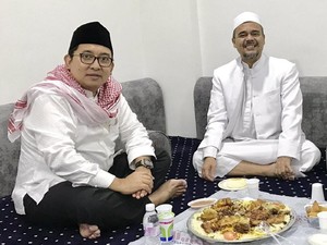 Momen Habib Rizieq Makan Nasi Kotak hingga Proses Isi Ulang Air Minum di India