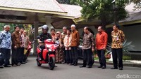 Presiden Joko Widodo (Jokowi) menjajal motor listrik Gesits, produksi anak-anak Institut Teknologi Sepuluh Nopember (ITS). Jokowi pun memuji motor listrik buatan anak bangsa ini.