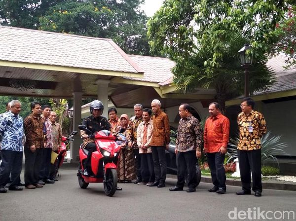 Gaya Jokowi Jajal Motor Listrik Buatan ITS