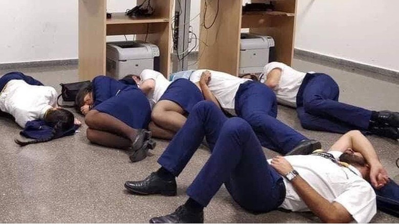 Ryanair Pecat Awak Kabin yang Tidur Semalaman di Lantai Bandara Ryanair Pecat Awak Kabin yang Tidur Semalaman di Lantai Bandara