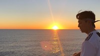 Koreografer ini senang menikmati suasana pantai (kasper0524/Instagram)