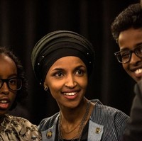 Ilhan Omar memiliki gaya yang khas. Ia hampir selalu memakai turban, khususnya saat menghadiri acara-acara formal. Foto: Getty Images