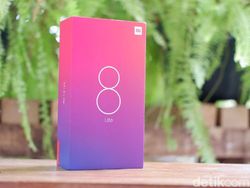 Unboxing Xiaomi Mi 8 Lite yang Berpenampilan Stylish