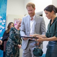 Memiliki lima pilihan warna, tas tersebut dijual secara terbatas di sejumlah department-store dan situs belanja premium. Ditengok di Net-a-Porter, Denim Tote berbahan satin dibanderol 1.695 poundsterling atau Rp 32 juta. Untuk versi kulit, hadir dalam harga sekitar Rp 36 juta. Foto: Getty Images