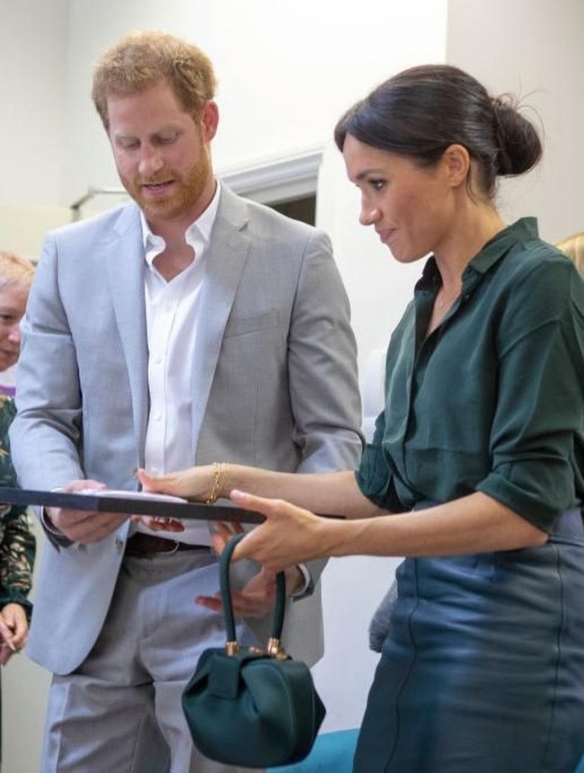 Memiliki lima pilihan warna, tas tersebut dijual secara terbatas di sejumlah department-store dan situs belanja premium. Ditengok di Net-a-Porter, Denim Tote berbahan satin dibanderol 1.695 poundsterling atau Rp 32 juta. Untuk versi kulit, hadir dalam harga sekitar Rp 36 juta. Foto: Getty Images