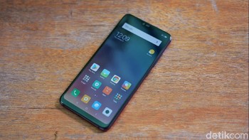 Di bagian atas layar terdapat notch. Foto: Adi Fida Rahman/detikINET