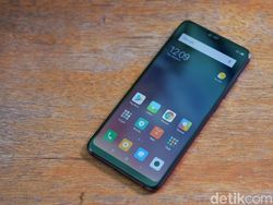 Unboxing Xiaomi Mi 8 Lite yang Berpenampilan Stylish