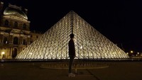 Kalau ke Paris, rasanya kurang lengkap kalau belum berfoto di Louvre (kasper0524/Instagram)