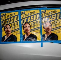 Saat dalam masa kampanye kongres, Ocasio-Cortez masih bekerja sebagai waitress dan bartender. Itu artinya, kurang dari setahun yang lalu, wanita berambut panjang ini masih jadi warga biasa yang sehari-harinya bekerja untuk memenuhi kebutuhan hidup. Foto: Getty Images