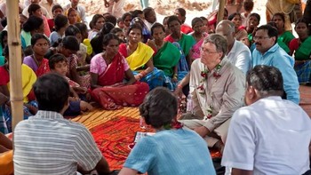 Bill Gates saat mengunjungi India dan mendengar keluh kesah warga di sana. India memang jadi salah satu sasaran yayasan Bill Gates memerangi penyakit dan kemiskinan. Foto: Facebook