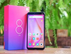 Unboxing Xiaomi Mi 8 Lite yang Berpenampilan Stylish