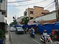 Tenda biru PKL Cicadas Bandung