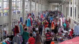 Kolong Skybridge Tanah Abang Kini Dipenuhi PKL