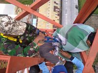 Seorang Pria di Malang Nekat Naik Tower Seluler 75 Meter