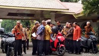 Setelah melakukan pertemuan dengan pihak terkait dari produsen motor listrik, Kemenristek Dikti dan juga pejabat pemerintah di Istana Negara, Jakarta, Jokowi kemudian menuju halaman istana. Di sana sudah terparkir beberapa motor listrik Gesits.  