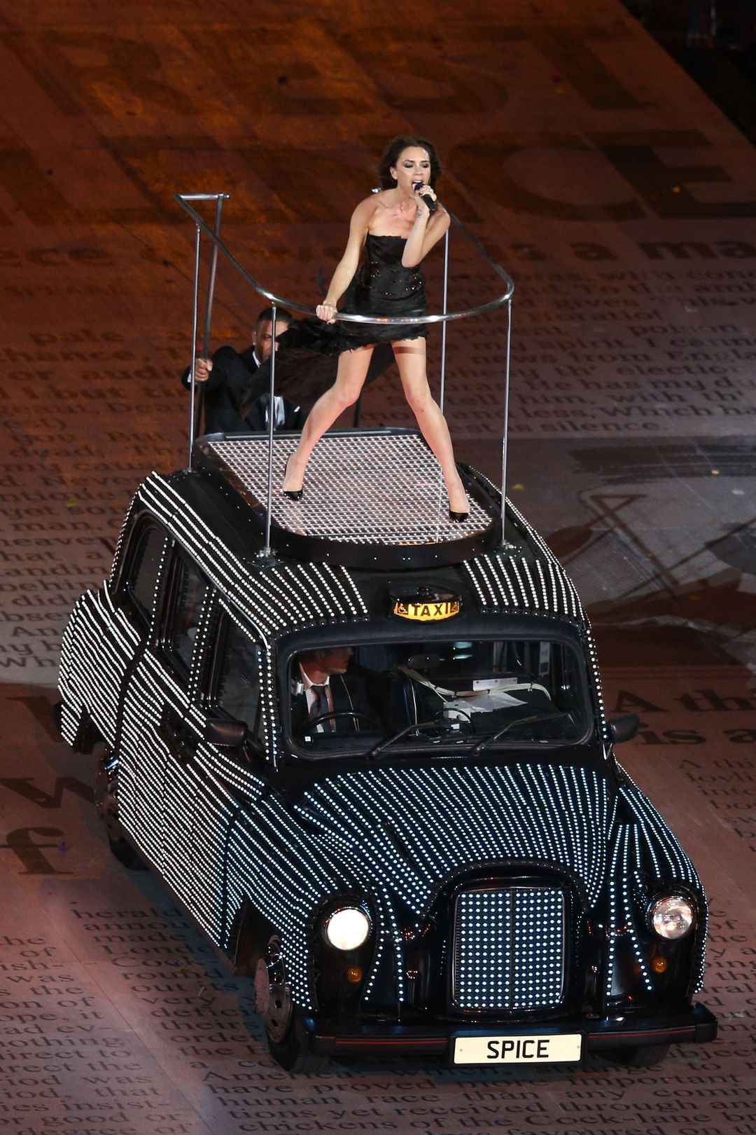 Victoria Beckham Tampil di Olimpiade 2012 LONDON, ENGLAND - AUGUST 12: Victoria Beckham of the Spice Girls performs during the Closing Ceremony on Day 16 of the London 2012 Olympic Games at Olympic Stadium on August 12, 2012 in London, England. (Photo by Hannah Peters/Getty Images)