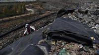 Tumpukan sampah itu pun ditata menyerupai terasering dan ditutupi geomembran.