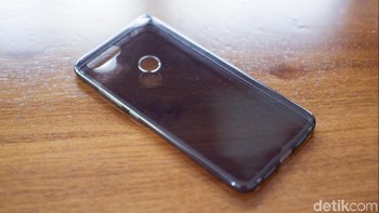 Diberikan pula silicon case berwarna hitam transparan. Foto: Adi Fida Rahman/detikINET