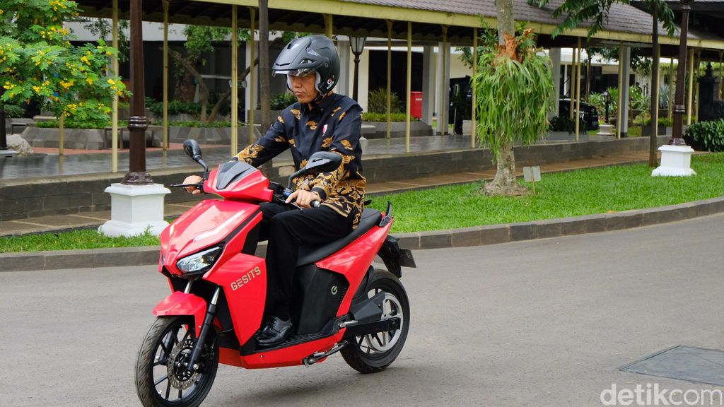 Presiden Jokowi menjajal motor listrik, Gesits.
