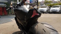 Turun lagi ke area kaki-kaki. Sokbreker belakang bawaan dilengserkan. Diganti pakai YSS non-tube biar nggak mentok ke swingarm, jelasnya.