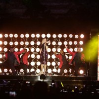 Kendati begitu, gaun hadir dengan sileut yang memeluk tubuh sehingga tetap mengakomodasi keseksian ibu dua anak itu. Material gaun yang berkilauan  turut menyempurnakan performanya. (Foto: dok. Rajawali)