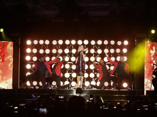 Kendati begitu, gaun hadir dengan sileut yang memeluk tubuh sehingga tetap mengakomodasi keseksian ibu dua anak itu. Material gaun yang berkilauan  turut menyempurnakan performanya. (Foto: dok. Rajawali)