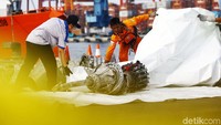 Petugas dari KNKT membawa mesin turbin Lion Air JT 610, Jakarta, Rabu (7/11/2018).