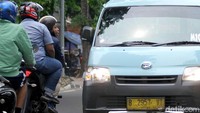 Tak jarang adu mulut antara para pengguna jalan tak terhindarkan akibat aksi nekat motor maupun mobil yang melawan arah.