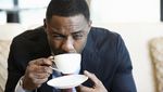 Ini Gaya Ngopi Idris Elba, Aktor yang Dinobatkan Sebagai Pria Terseksi di Dunia