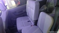 Wuling Formo minibus memiliki varian 8 seater. Satu jok di bagian tengah bisa dilipat untuk memudahkan orang yang duduk di baris ketiga keluar masuk mobil. Foto: Luthfi Anshori