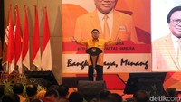 Partai Hanura Oesman Sapta Odang memberikan pidato di hadapan caleg Hanura.