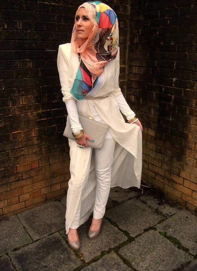 Dina Tokio dikenal sebagai blogger dan vlogger yang memiliki gaya hijab nyentrik. Blogger asal London itu memiliki paras yang cantik dan lihai memadupadankan busana. Foto: Facebook/DinaTokio