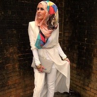 Dina Tokio dikenal sebagai blogger dan vlogger yang memiliki gaya hijab nyentrik. Blogger asal London itu memiliki paras yang cantik dan lihai memadupadankan busana. Foto: Facebook/DinaTokio