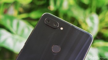 Bagian belakang terdapat fingerprint dan kamera ganda berukuran 12 MP dan 5 MP. Foto: Adi Fida Rahman/detikINET