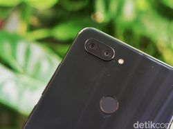 Unboxing Xiaomi Mi 8 Lite yang Berpenampilan Stylish