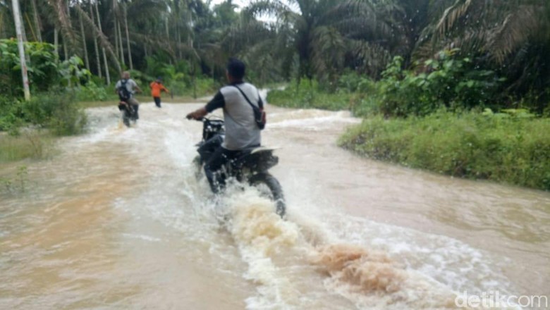Inhu Riau Dilanda Banjir, 4.000 Rumah Tergenang Inhu Riau Dilanda Banjir, 4.000 Rumah Tergenang