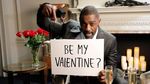 Ini Gaya Ngopi Idris Elba, Aktor yang Dinobatkan Sebagai Pria Terseksi di Dunia