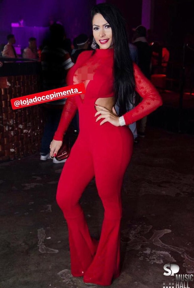 Melalui Instagram, Ellen Santana pun mengomentari kericuhan yang terjadi di malam grand final Miss BumBum 2018. Dia menyesalkan peristiwa tersebut. Menulis keterangan dalam bahasa Portugis di Instagram, Ellen mengatakan bahwa apa yang dilakukan Aline dengan menarik pita kemenangan hanyalah sebuah cara untuk mencari sensasi. Foto: Instagram @ellensantanaoriginal