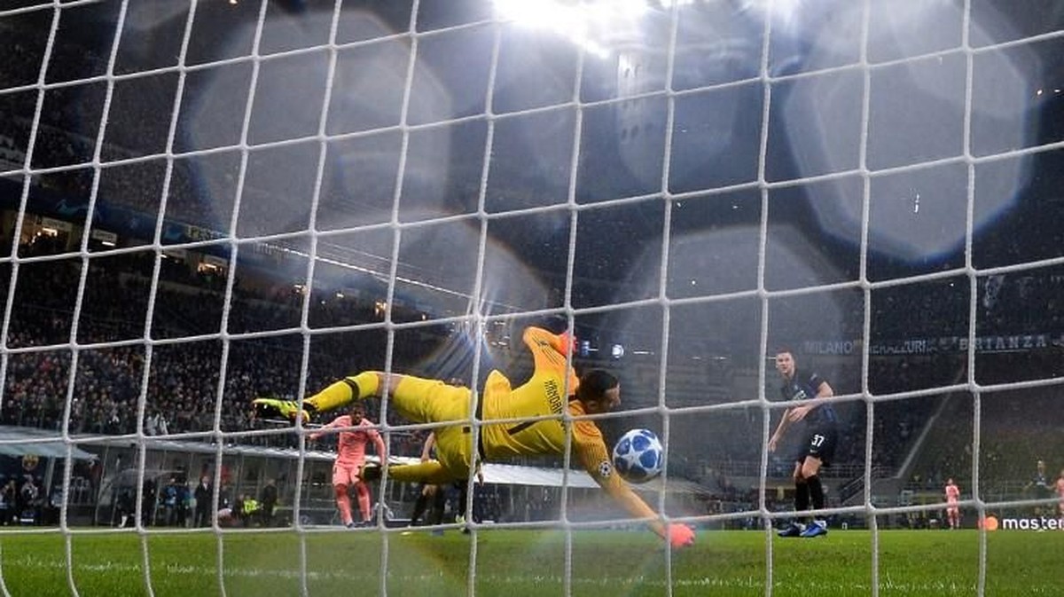 Gawang Samir Handanovic bobol oleh tendangan Malcom (Foto: Marco Bertorello/AFP)