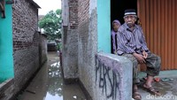 Uniknya, karena telah sering terjadi, banjir itu pun menjadi pemandangan biasa bagi warga setempat. Warga pun cukup tenang dalam beraktivitas seperti biasa.