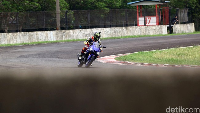 Asyiknya Yamaha R25 Terbaru, Cornering Jadi Lebih Pede